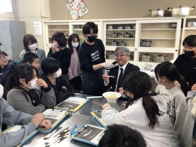 校長先生が先にラーメンを試食しました